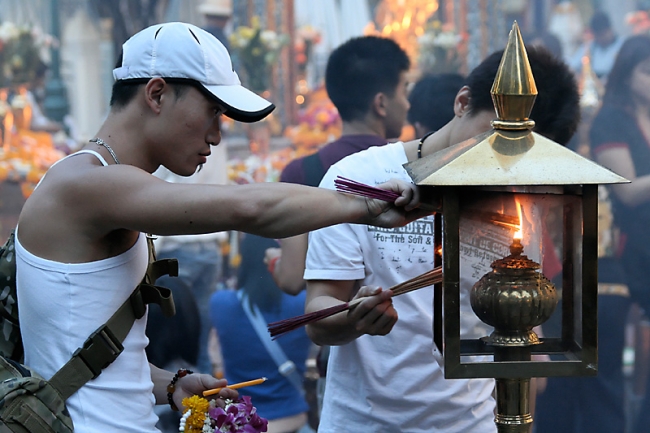 04-Bangkok-Erawan-Shrine-027