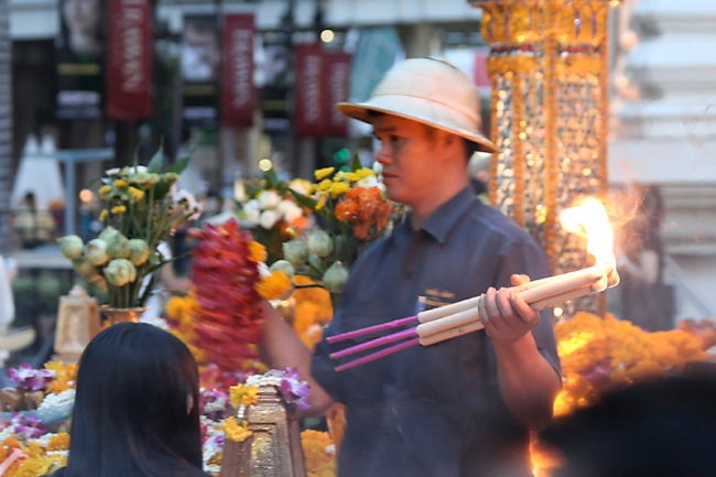 04-Bangkok-Erawan-Shrine-028